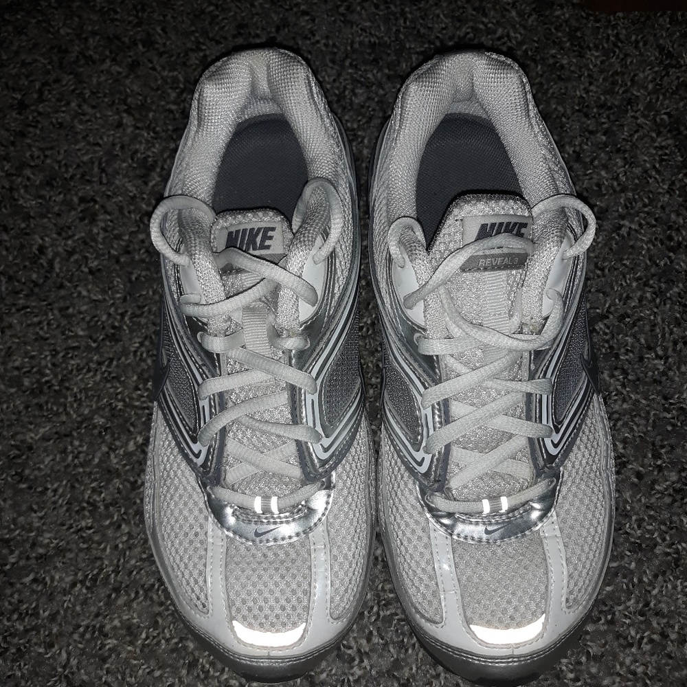 Nike white and silver shoxs